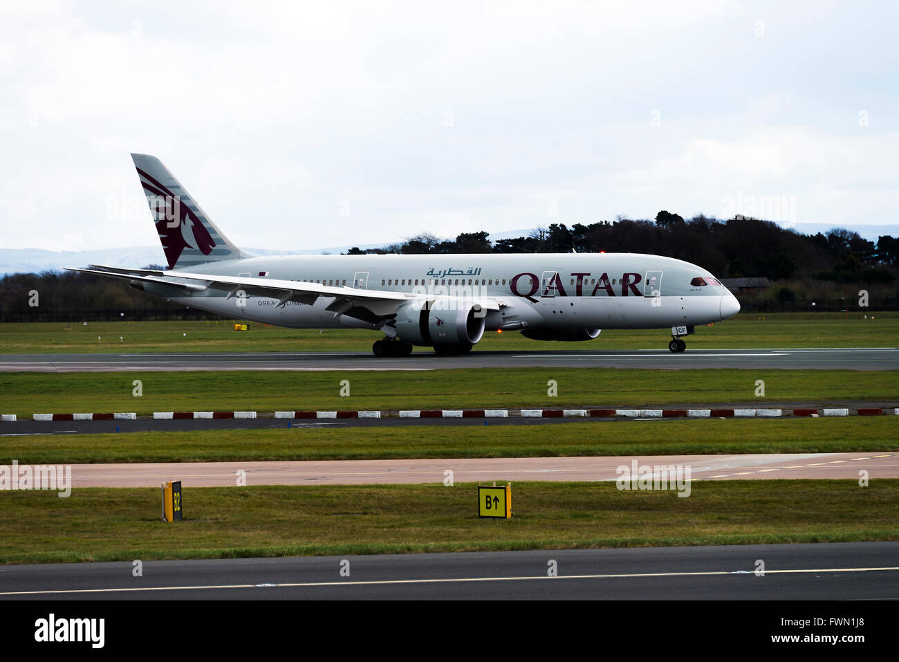 Qatar Airways 787-8 Boeing Dreamliner aereo di linea A7-BCF atterraggio all'Aeroporto Internazionale di Manchester Inghilterra England Regno Unito Regno Unito Foto Stock