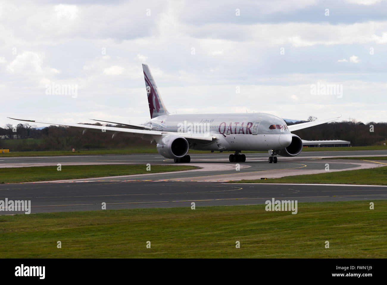 Qatar Airways 787-8 Boeing Dreamliner aereo di linea A7-BCF rullaggio all'Aeroporto Internazionale di Manchester Inghilterra England Regno Unito Regno Unito Foto Stock