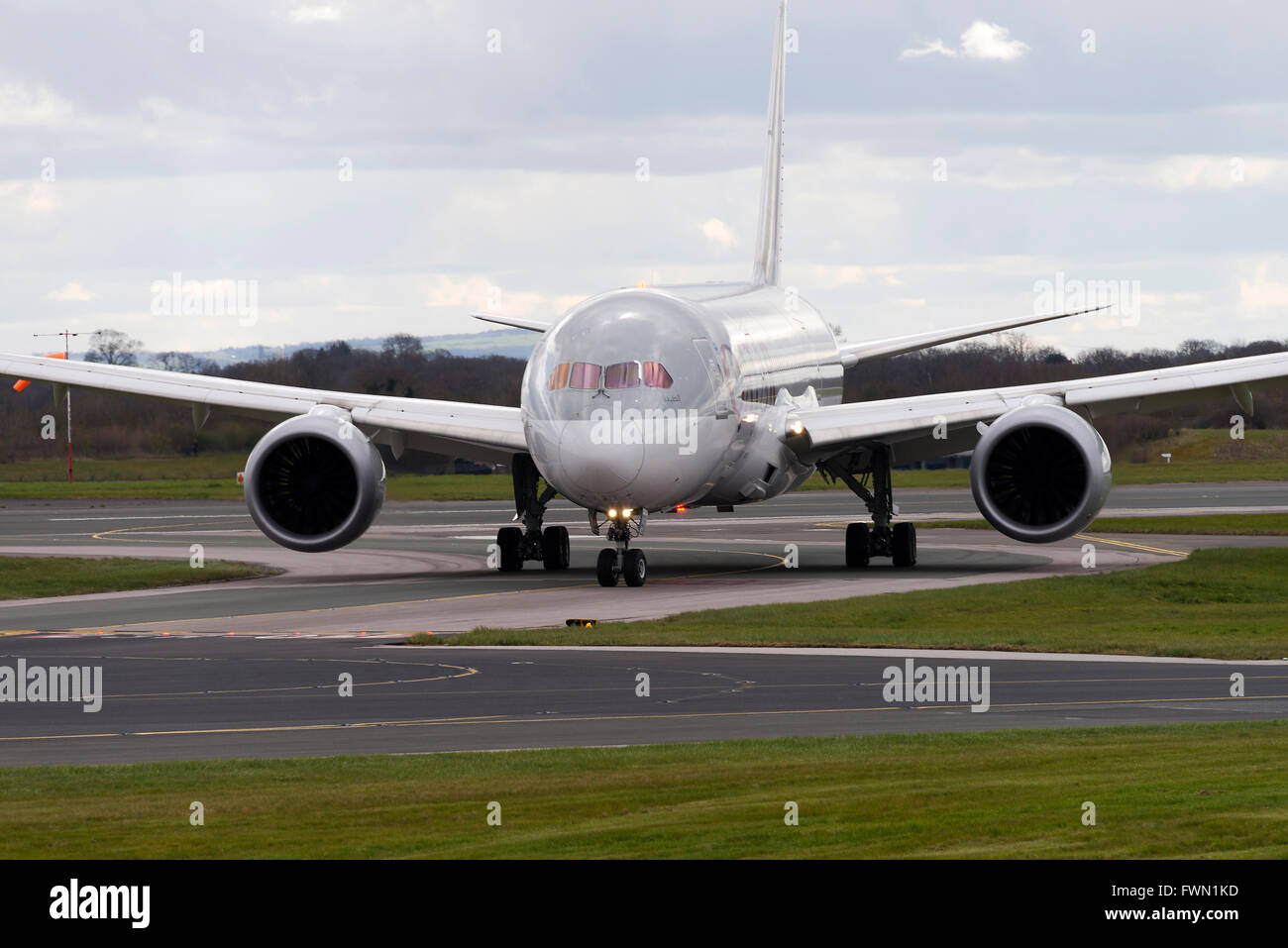 Qatar Airways 787-8 Boeing Dreamliner aereo di linea A7-BCF rullaggio all'Aeroporto Internazionale di Manchester Inghilterra England Regno Unito Regno Unito Foto Stock