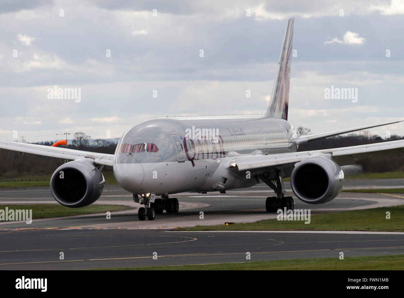 Qatar Airways 787-8 Boeing Dreamliner aereo di linea A7-BCF rullaggio all'Aeroporto Internazionale di Manchester Inghilterra England Regno Unito Regno Unito Foto Stock