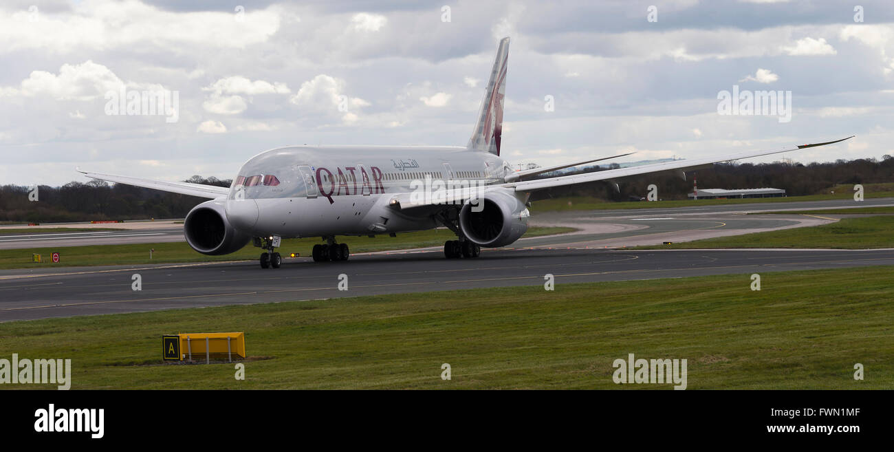 Qatar Airways 787-8 Boeing Dreamliner aereo di linea A7-BCF rullaggio all'Aeroporto Internazionale di Manchester Inghilterra England Regno Unito Regno Unito Foto Stock