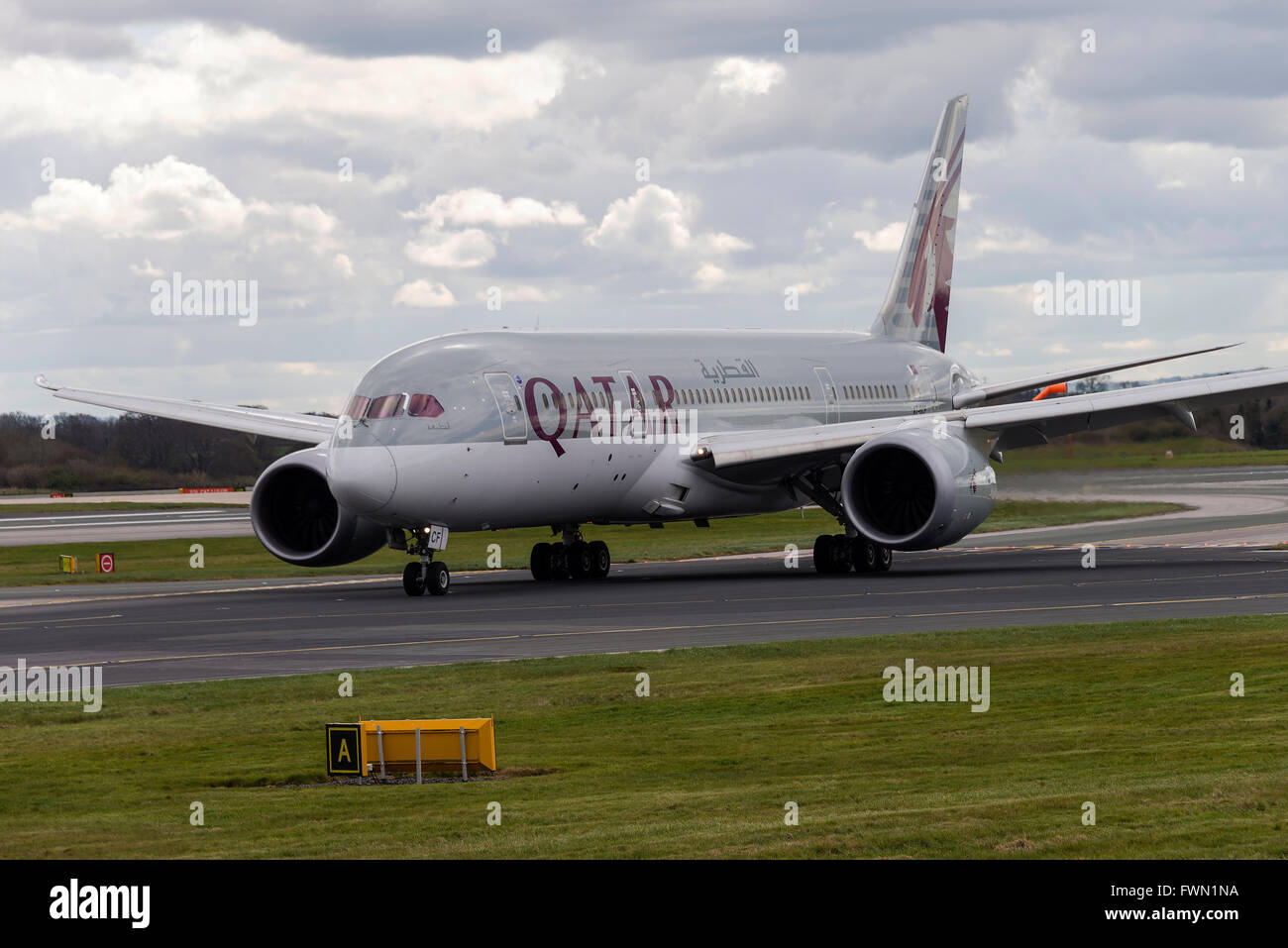 Qatar Airways 787-8 Boeing Dreamliner aereo di linea A7-BCF rullaggio all'Aeroporto Internazionale di Manchester Inghilterra England Regno Unito Regno Unito Foto Stock