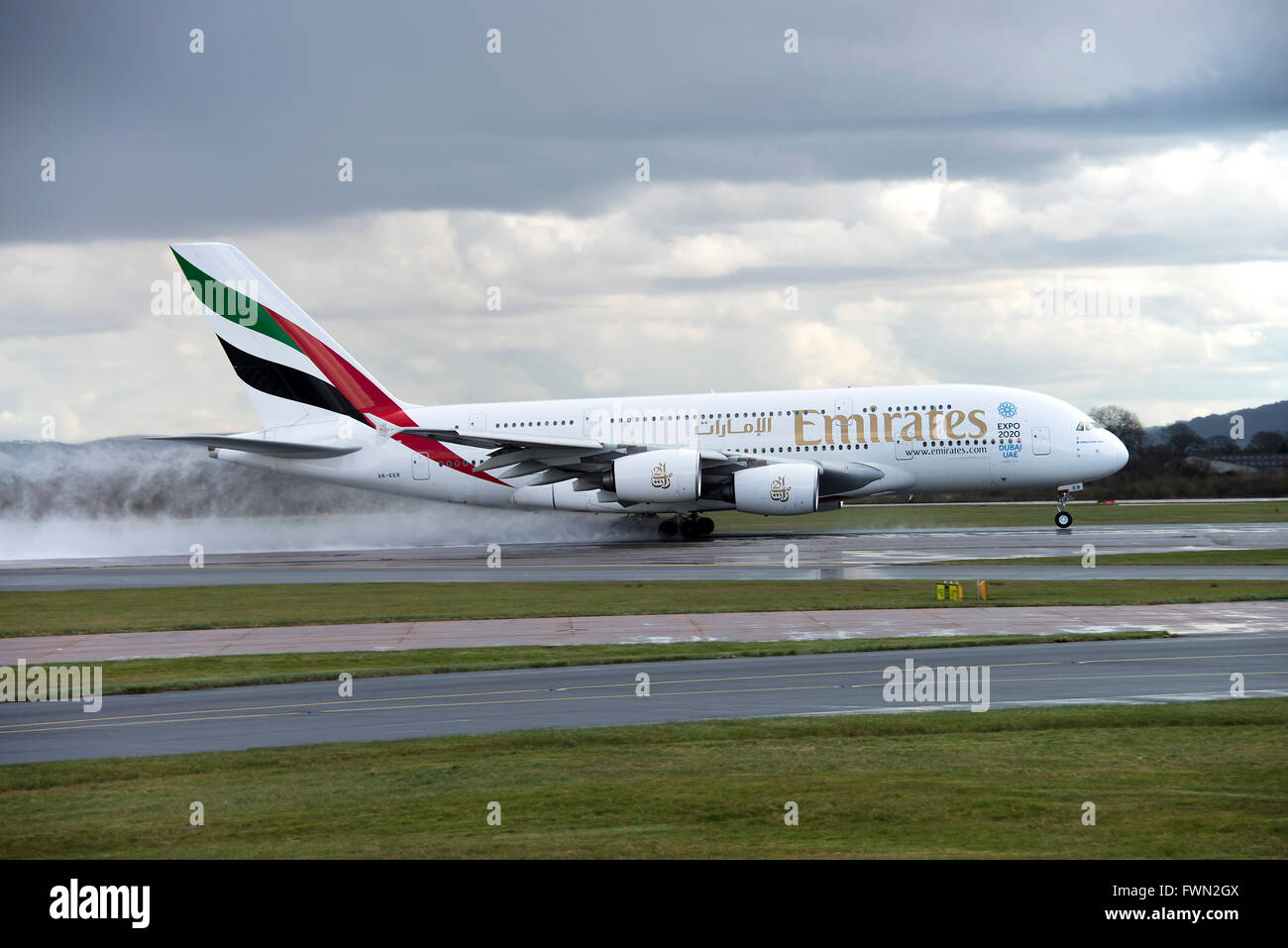 Emirates Airline Airbus A380-862 aereo di linea A6-EER di decollare in pioggia dall'Aeroporto Internazionale di Manchester Inghilterra England Regno Unito Foto Stock