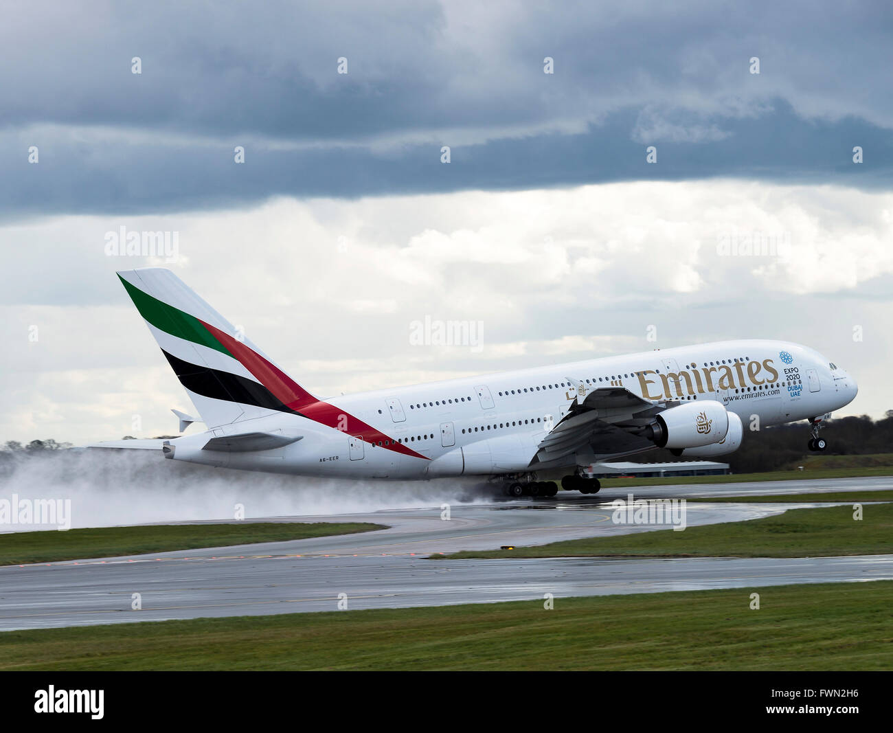 Emirates Airline Airbus A380-862 aereo di linea A6-EER di decollare in pioggia dall'Aeroporto Internazionale di Manchester Inghilterra England Regno Unito Foto Stock
