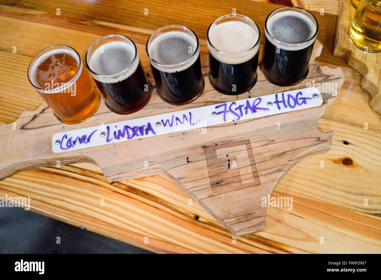 Fullstream Brewery & Tavern, Durham, North Carolina NC USA. Sud della birra artigianale e cibo. Qui un campionatore di volo Foto Stock
