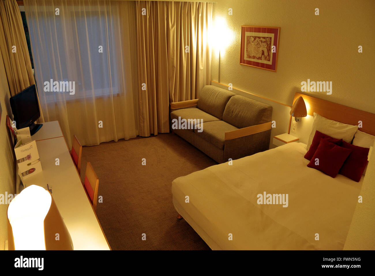 Camera standard in hotel a tre stelle Novotel Antwerpen, Anversa, Belgio. Foto Stock