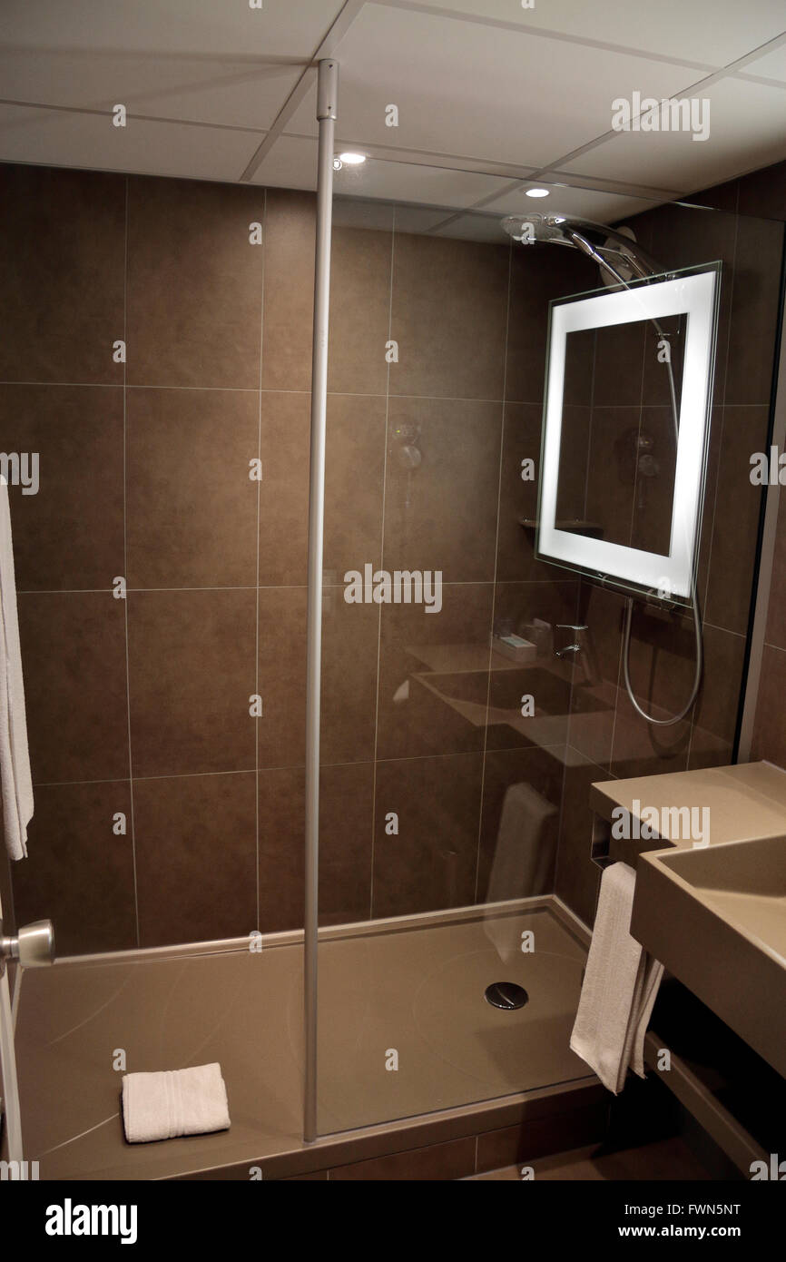 Doccia in un bagno standard in hotel a tre stelle Novotel Antwerpen, Anversa, Belgio. Foto Stock