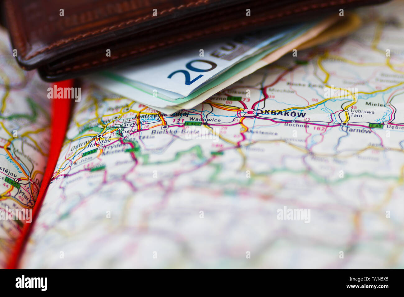 Le banconote in euro all'interno del portafoglio su una mappa geografica di Cracovia in Polonia Foto Stock