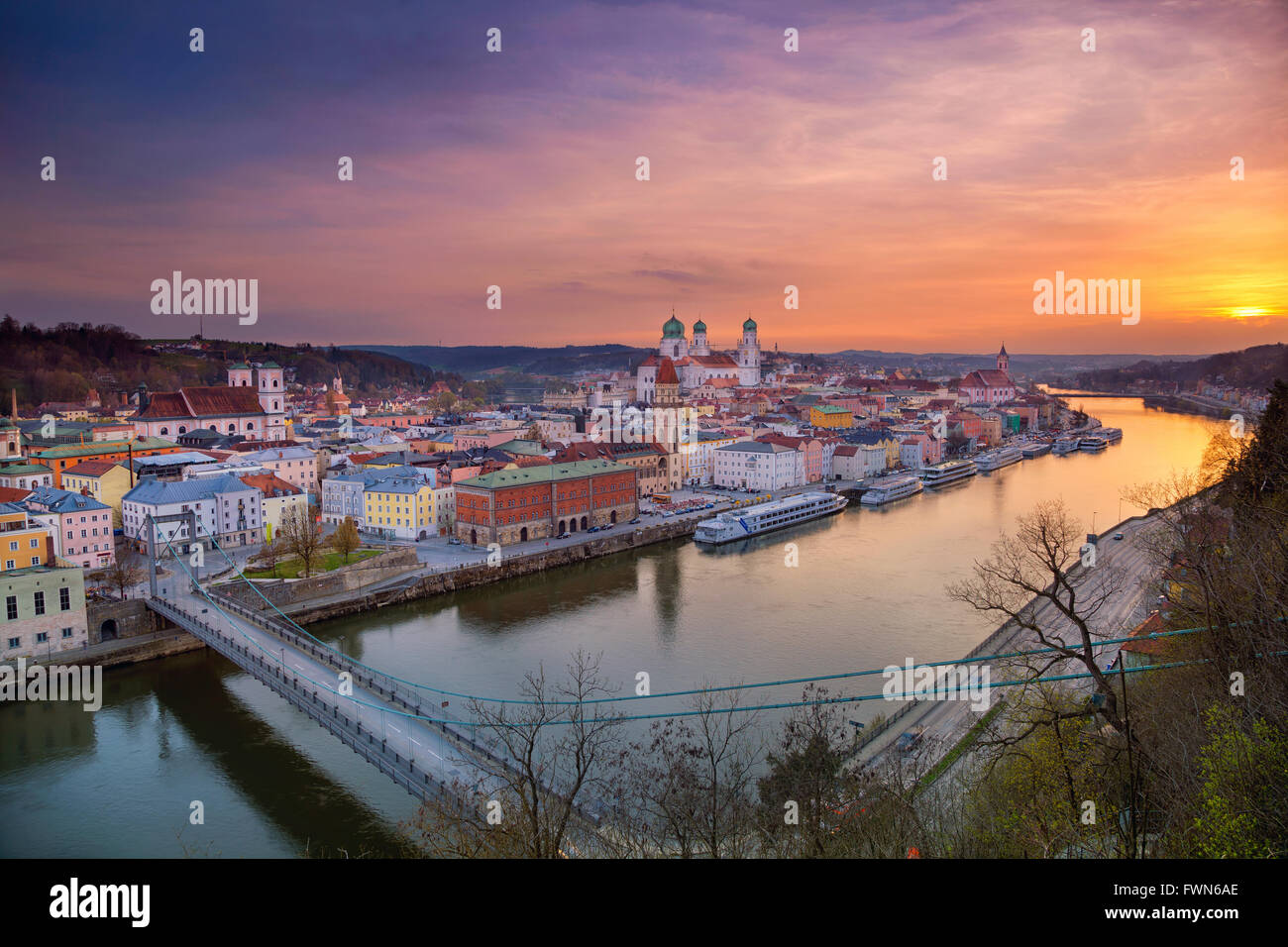 Passau. Passau skyline durante il tramonto, Baviera, Germania. Foto Stock