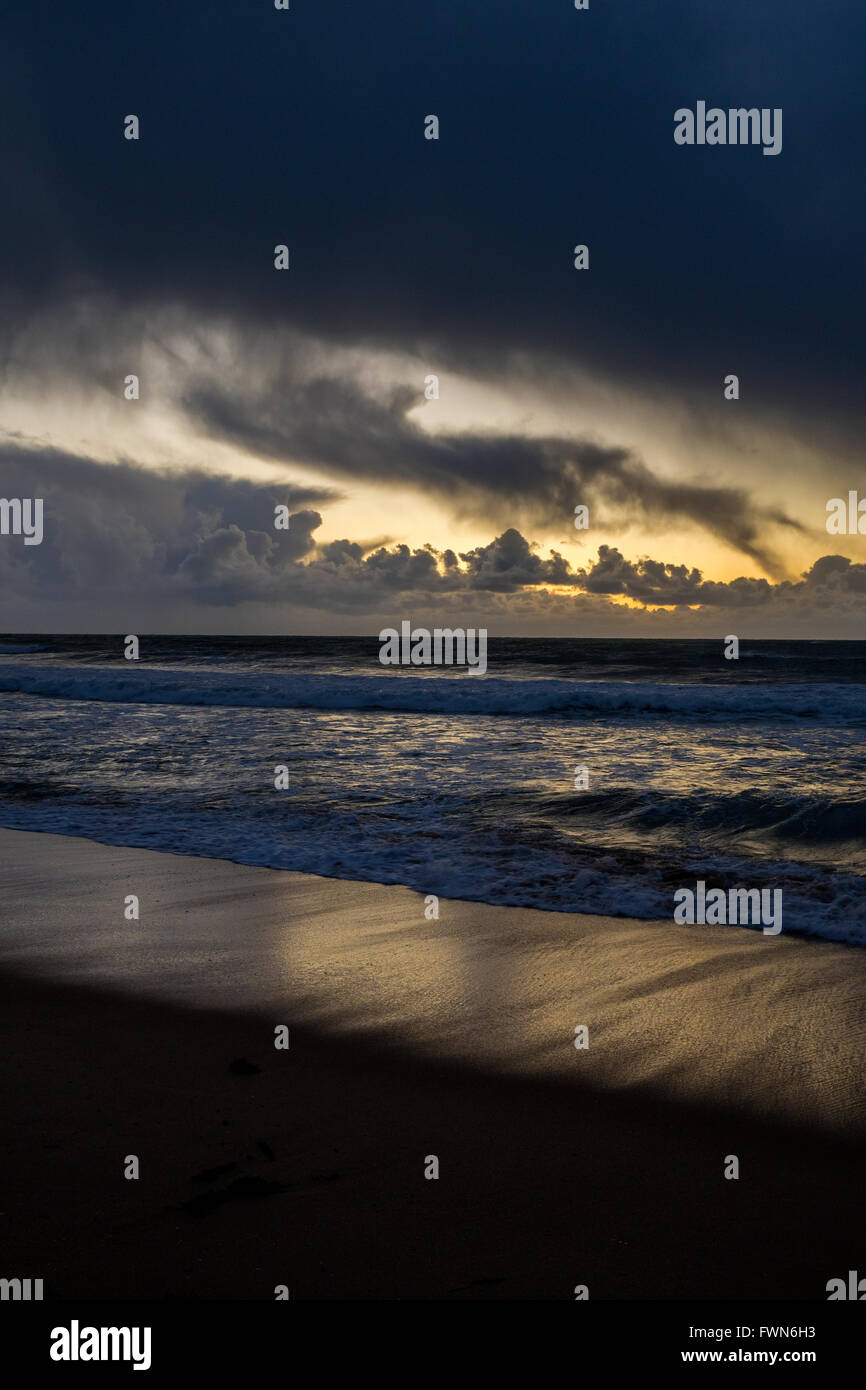 Stormy spiaggia al tramonto, Mandurah, Perth Western Australia Foto Stock