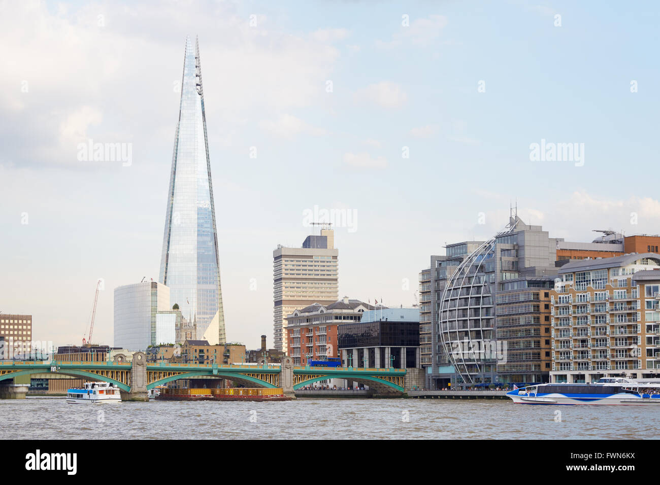 L'edificio di Shard vista nel pomeriggio con il Tamigi a Londra Foto Stock