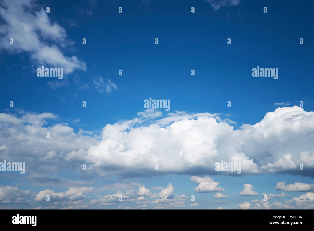 Cumulonimbus formazioni di nubi contro un luminoso cielo blu. Regno Unito. Foto Stock