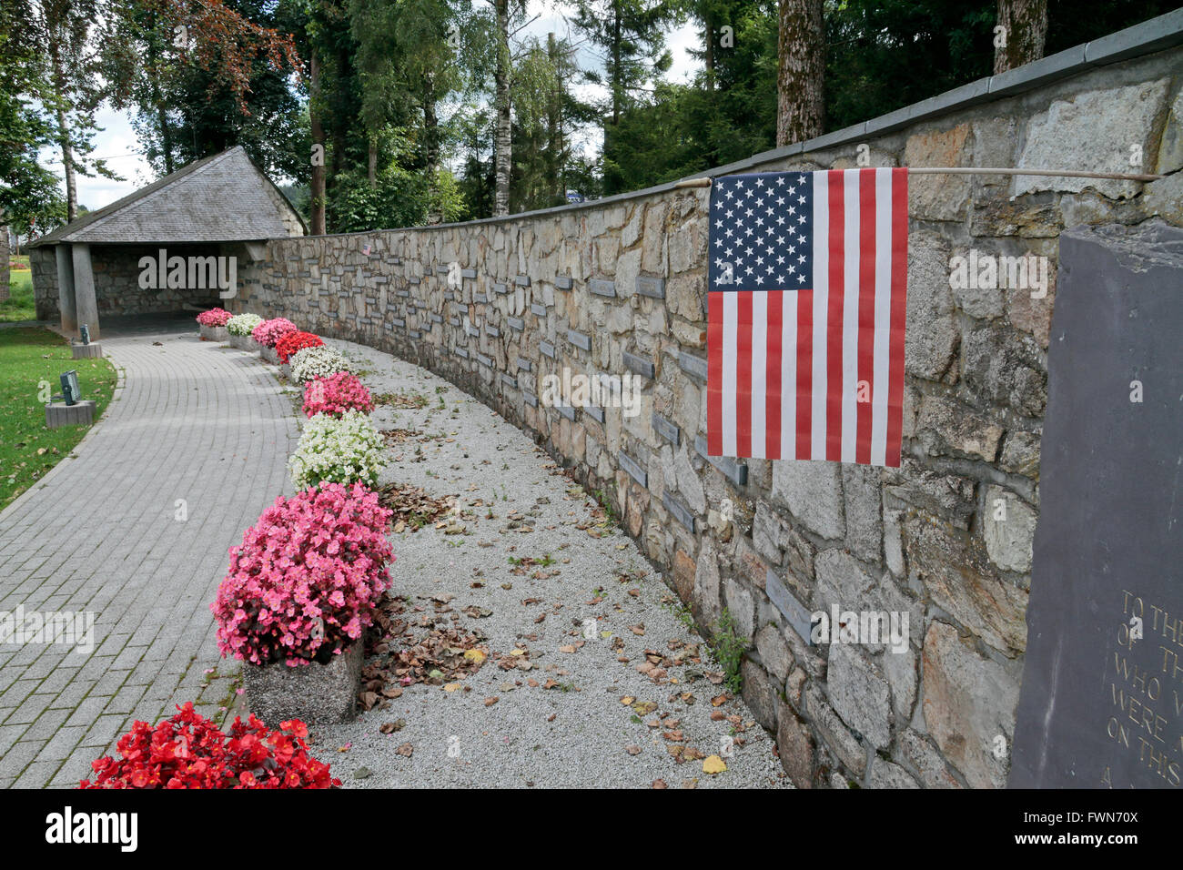 Una bandiera americana a Malmedy massacro memoriale, Baugnez, vicino a Malmedy, Belgio. Foto Stock