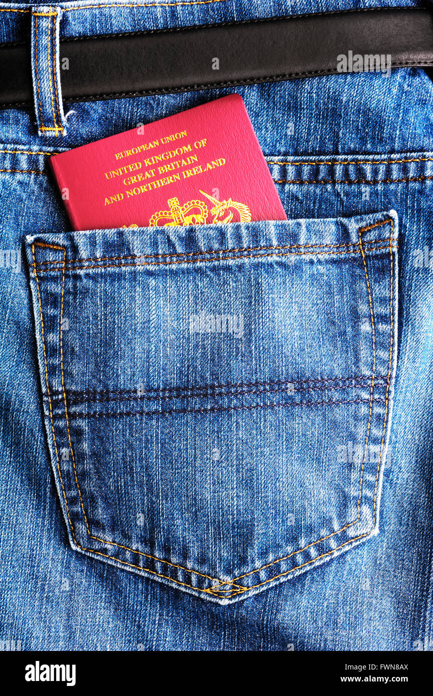 Jeans tasca sul retro con passaporto del Regno Unito prendendo l. Foto Stock