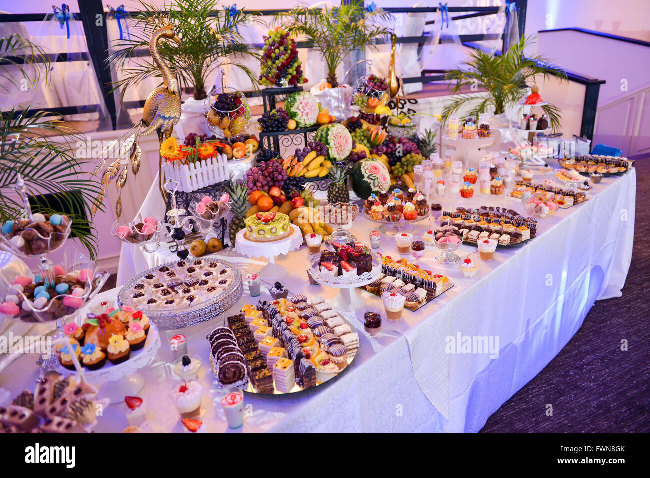Candy bar con un sacco di biscotti e frutta durante il matrimonio Foto Stock