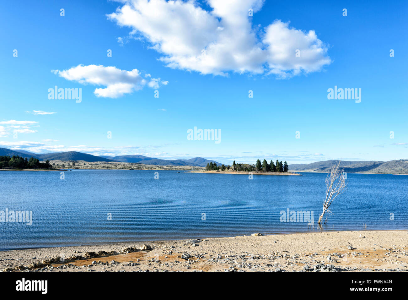 Lago Jindabyne, formata dalla Jindabyne diga attraverso il fiume nevoso, Nuovo Galles del Sud, Australia Foto Stock