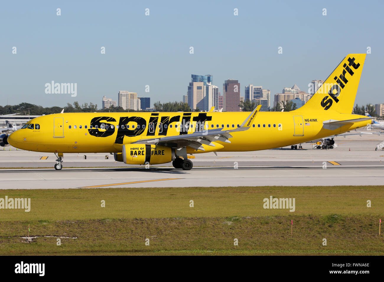 Fort Lauderdale, Stati Uniti - 17 Febbraio 2016: uno spirito Airlines Airbus A320, con registrazione N641NK in atterraggio a Fort L Foto Stock