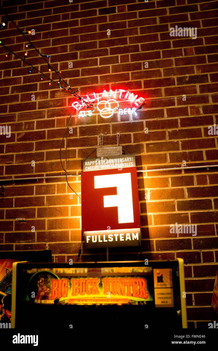 Fullstream Brewery & Tavern, Durham, North Carolina NC USA. Sud della birra artigianale e cibo. Foto Stock