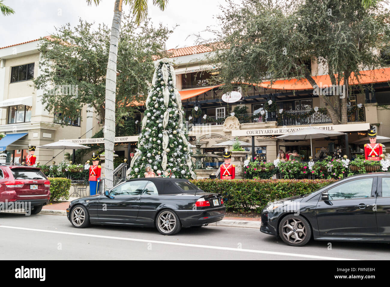 Streetscene con negozi, ristoranti, auto e albero di Natale sulla 13th Avenue Sud nella città di Napoli, Collier County, Florida Foto Stock
