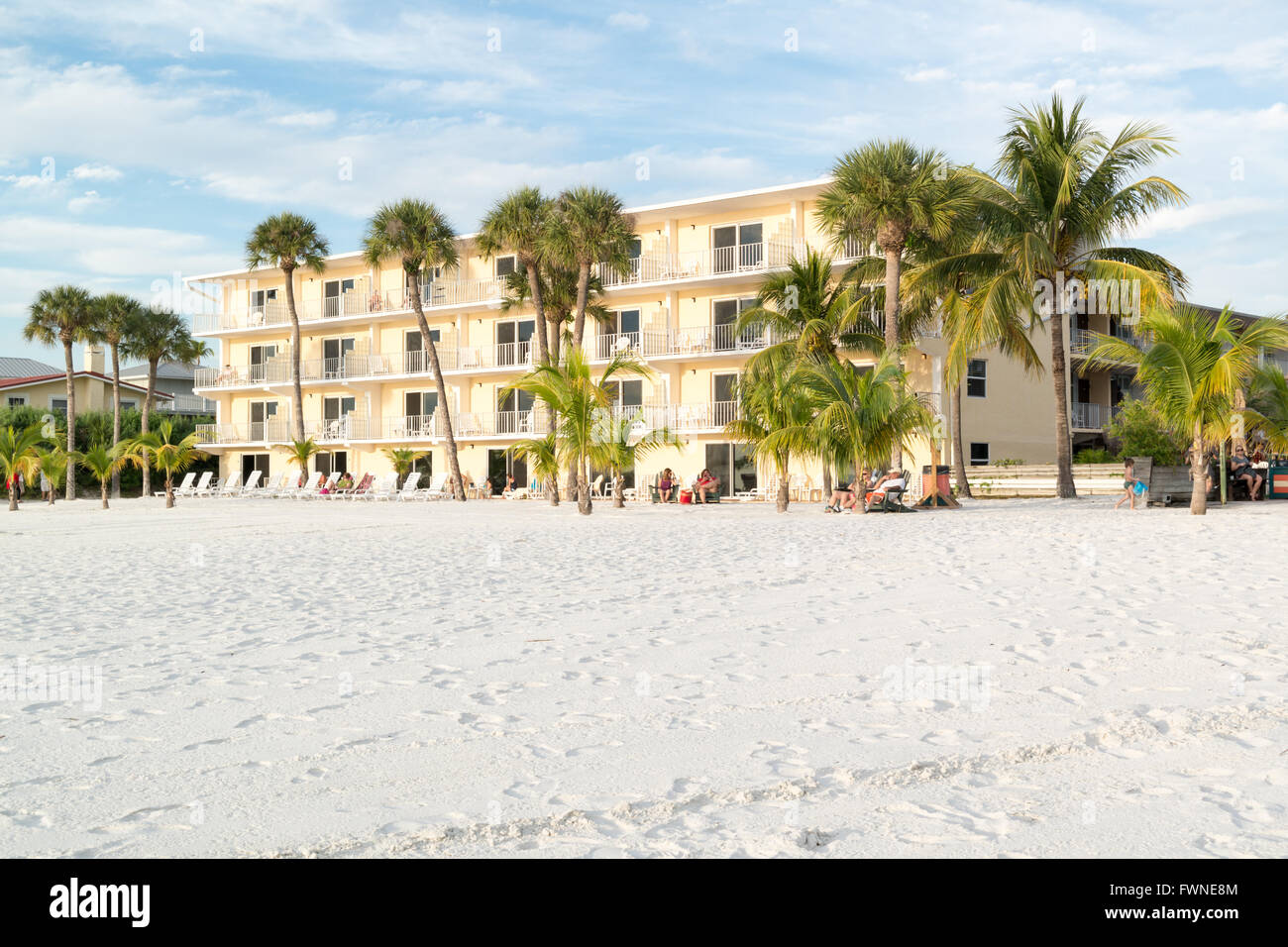 Hotel e la gente sulla spiaggia di Fort Myers Beach su Estero Island a West Coast della Florida, Stati Uniti d'America Foto Stock