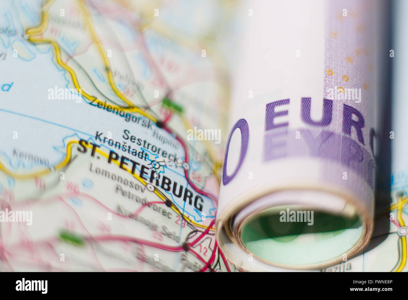 Le banconote in euro su una mappa geografica di San Pietroburgo, Russia Foto Stock