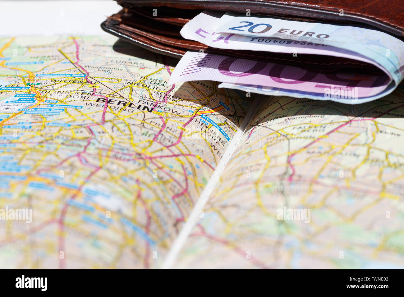 Le banconote in euro all'interno del portafoglio su una mappa geografica di Berlino, Germania Foto Stock