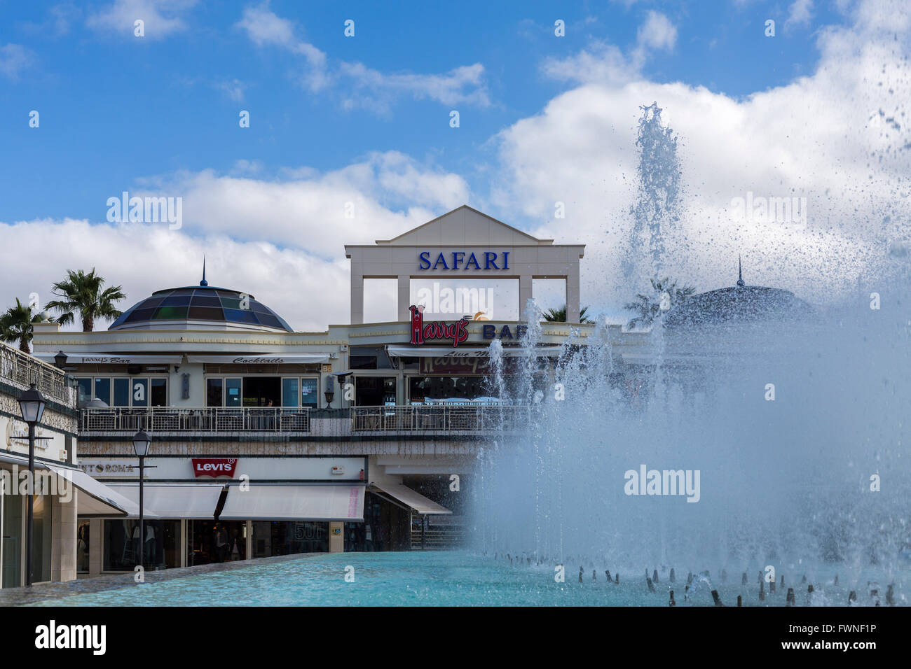 Centro di Safari, un centro commerciale e un centro commerciale con bar e negozi a Playa de Las Americas, Tenerife, Isole Canarie, Spagna Foto Stock