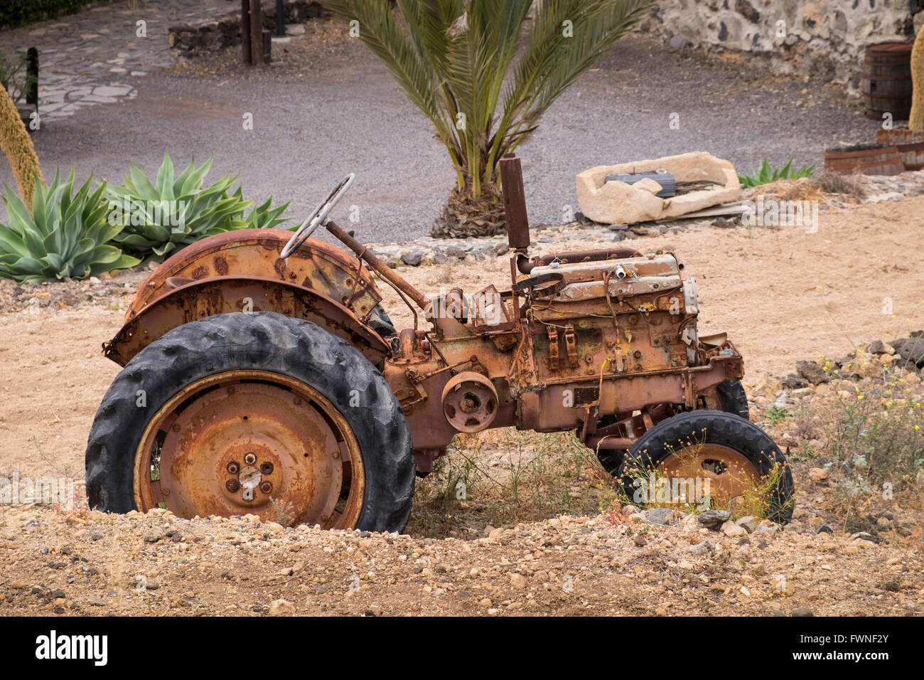 Abbandonato il vecchio trattore in un campo di San Miguel, Tenerife, Isole Canarie, Spagna, Foto Stock