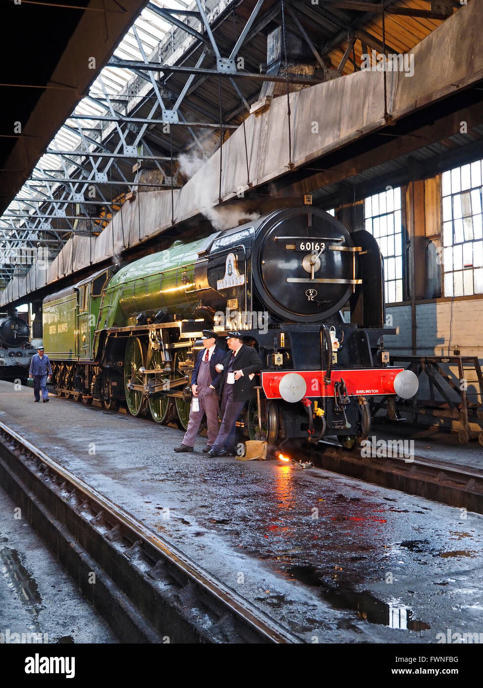 Il motore passo a Didcot patrimonio centro ferroviario con pacifico Peppe 60163 A1 classe motore locomotiva Foto Stock