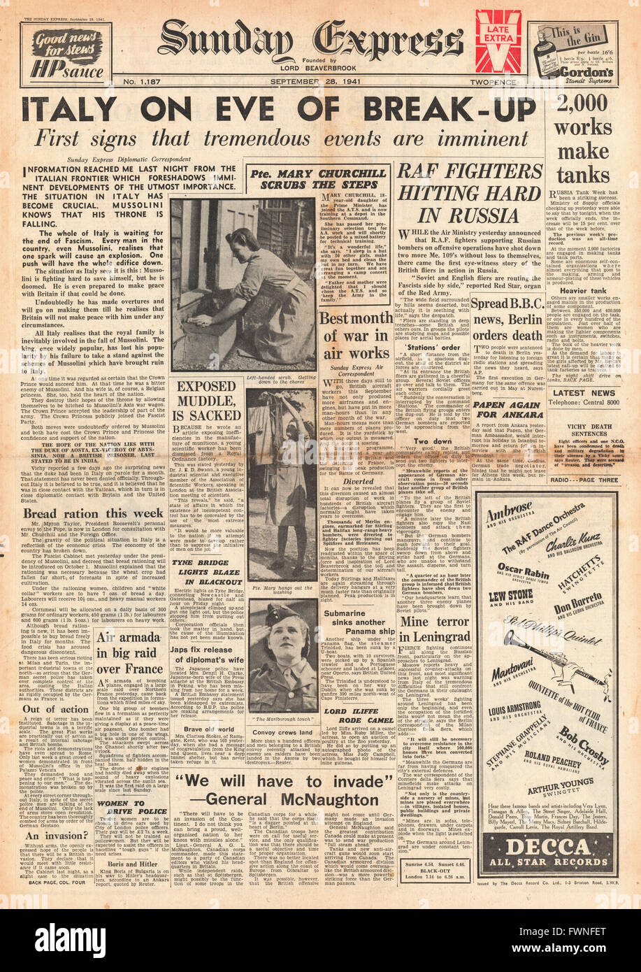 1941 front page Sunday Express disordini in Italia Foto Stock