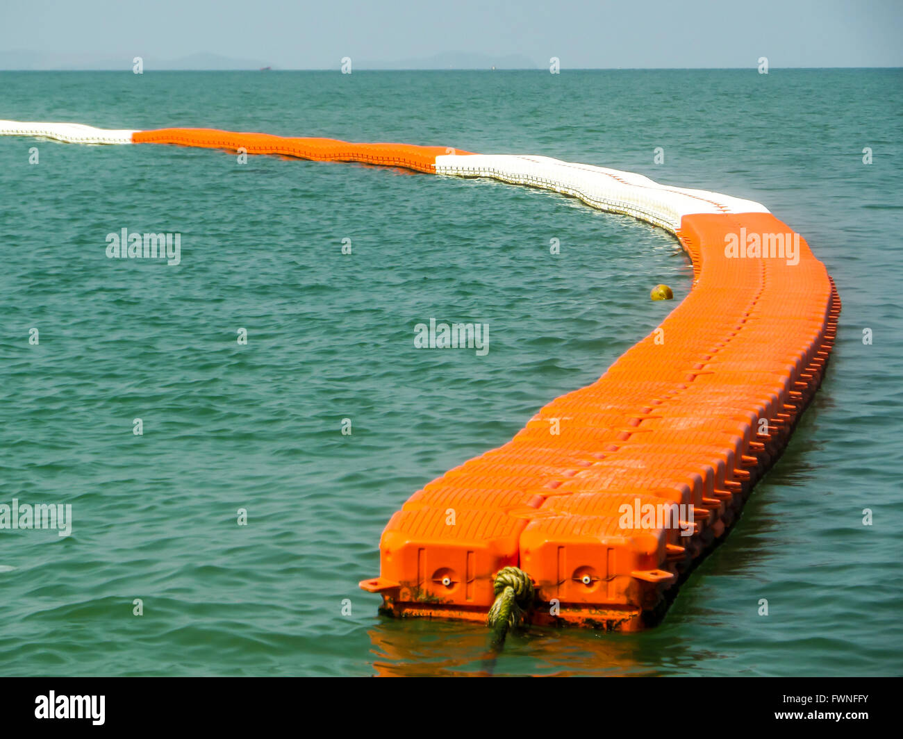 Boa verticale barriera sulla superficie del mare per proteggere le persone da qualsiasi imbarcazione Foto Stock
