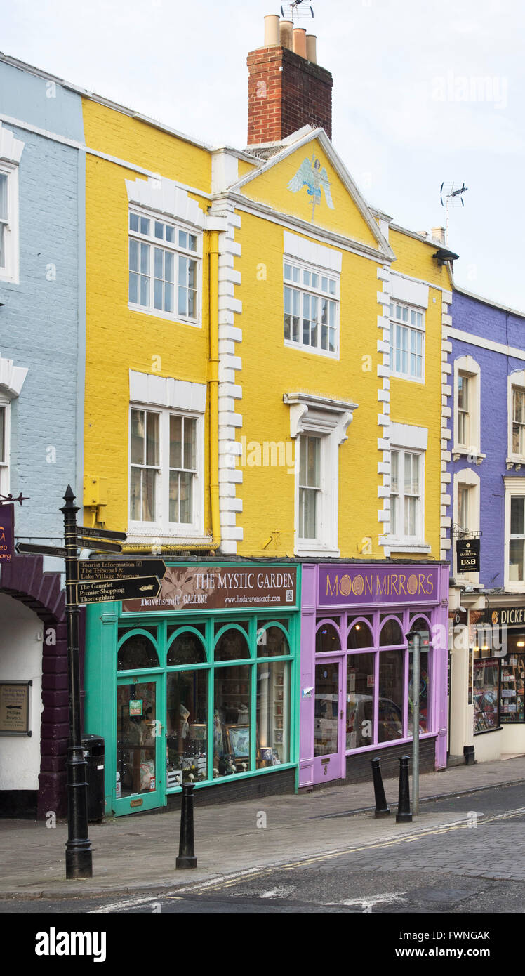 Negozio coloratissimo fronti di high street. Glastonbury, Somerset, Inghilterra Foto Stock