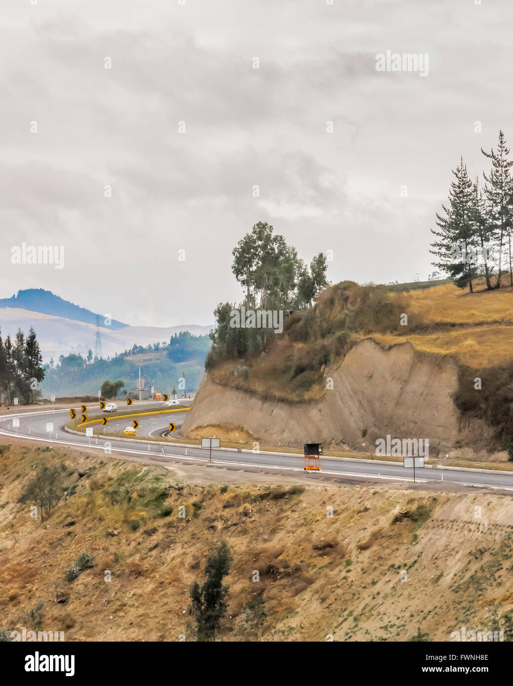 Autostrada vuota circondata da un paesaggio di montagna la strada outsides di Quito verso il lago San Pablo in Ecuador, Sud America Foto Stock