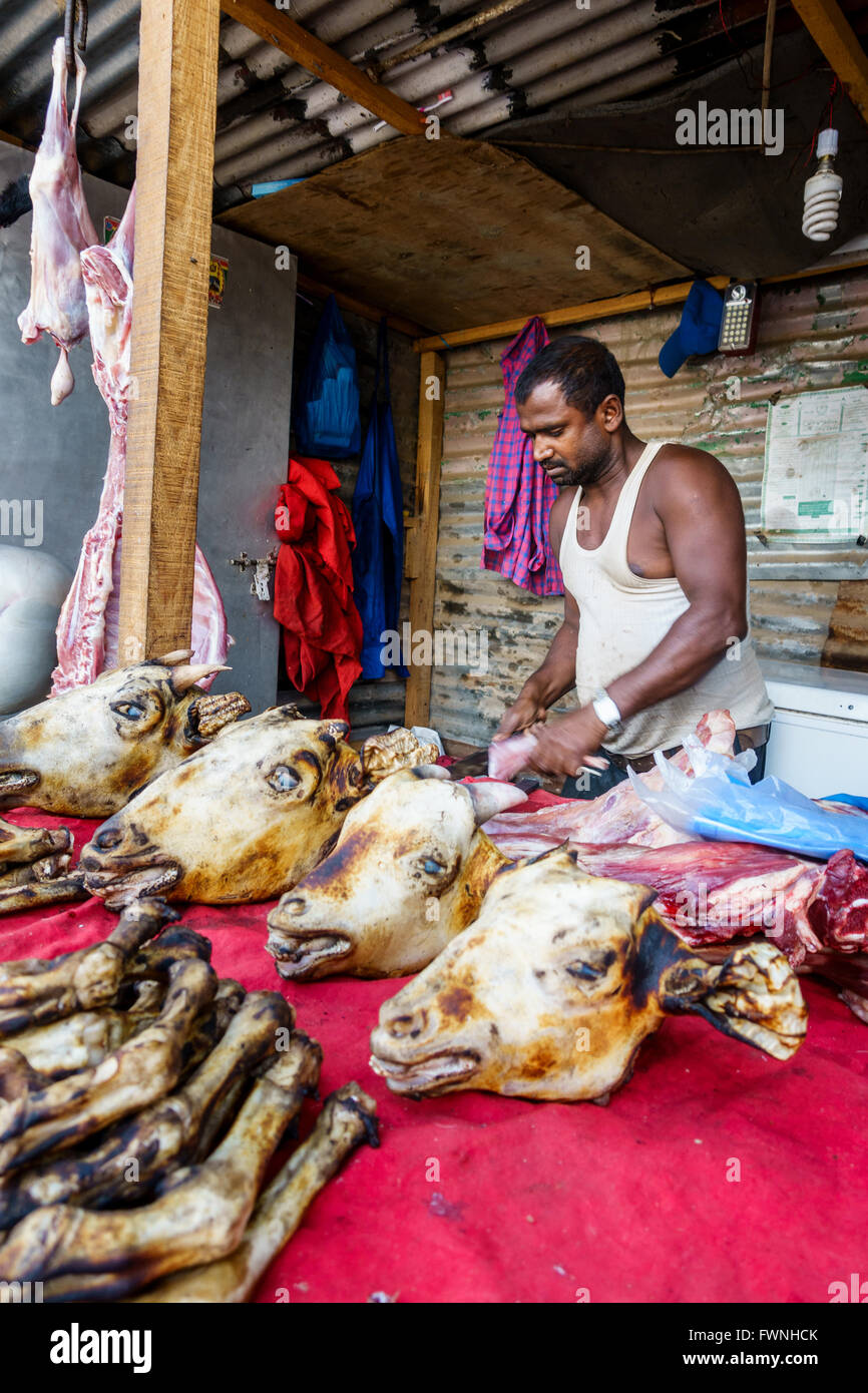 Circa Ottobre 2015 a Kathmandu, Nepal: un macellaio alcuni tagli di carne di capra. Foto Stock