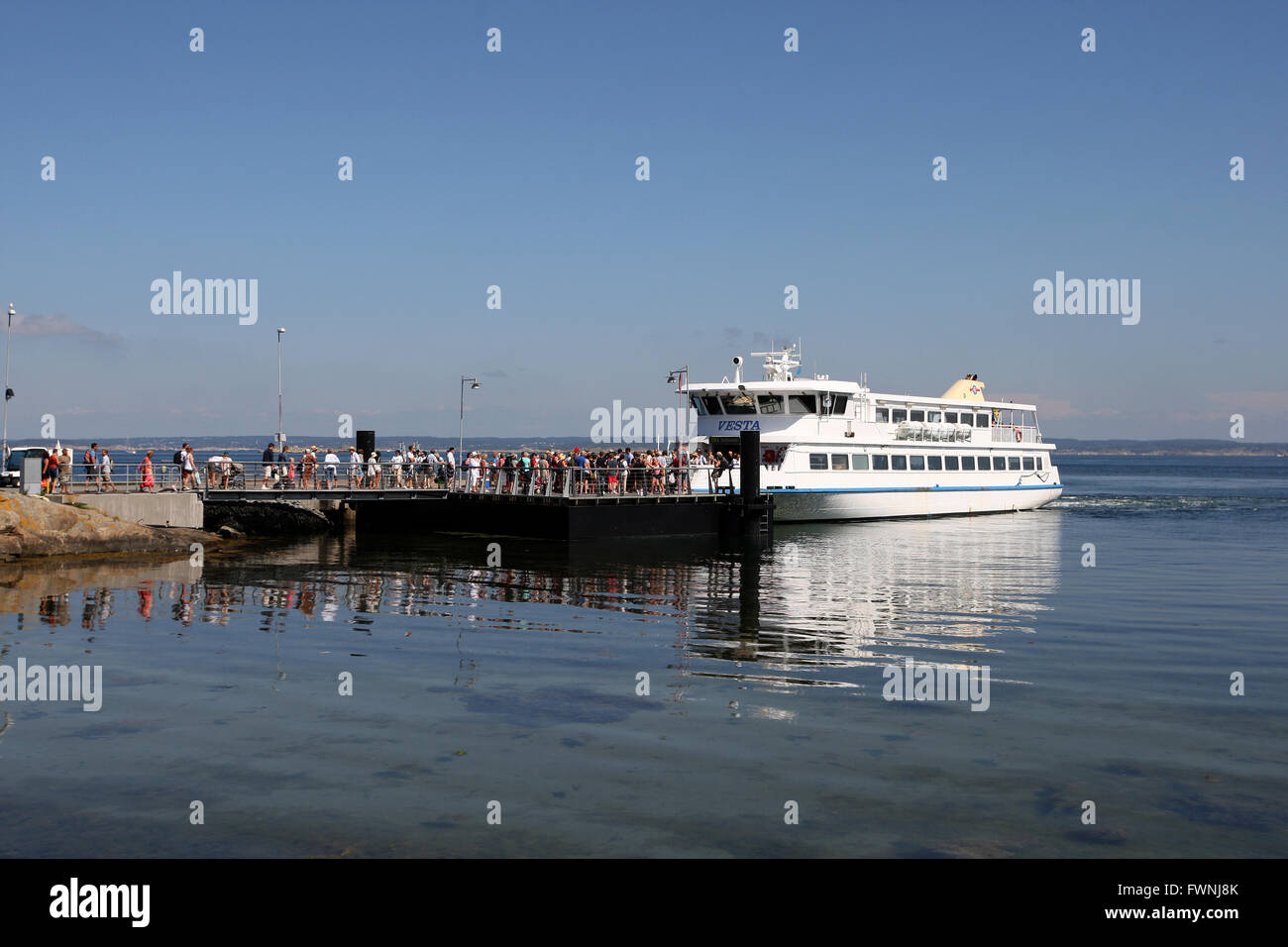 La gente arriva sul Vrångö nell'arcipelago di Göteborg sulla luglio 29, 2014. Foto Stock