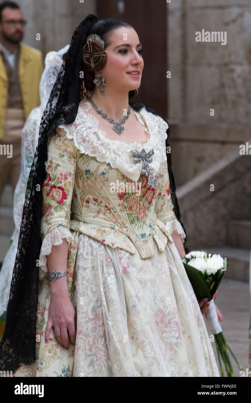 Donna in costume tradizionale presso la processione annuale per le offerte per la Signora del Forsaken Valencia Spagna Foto Stock