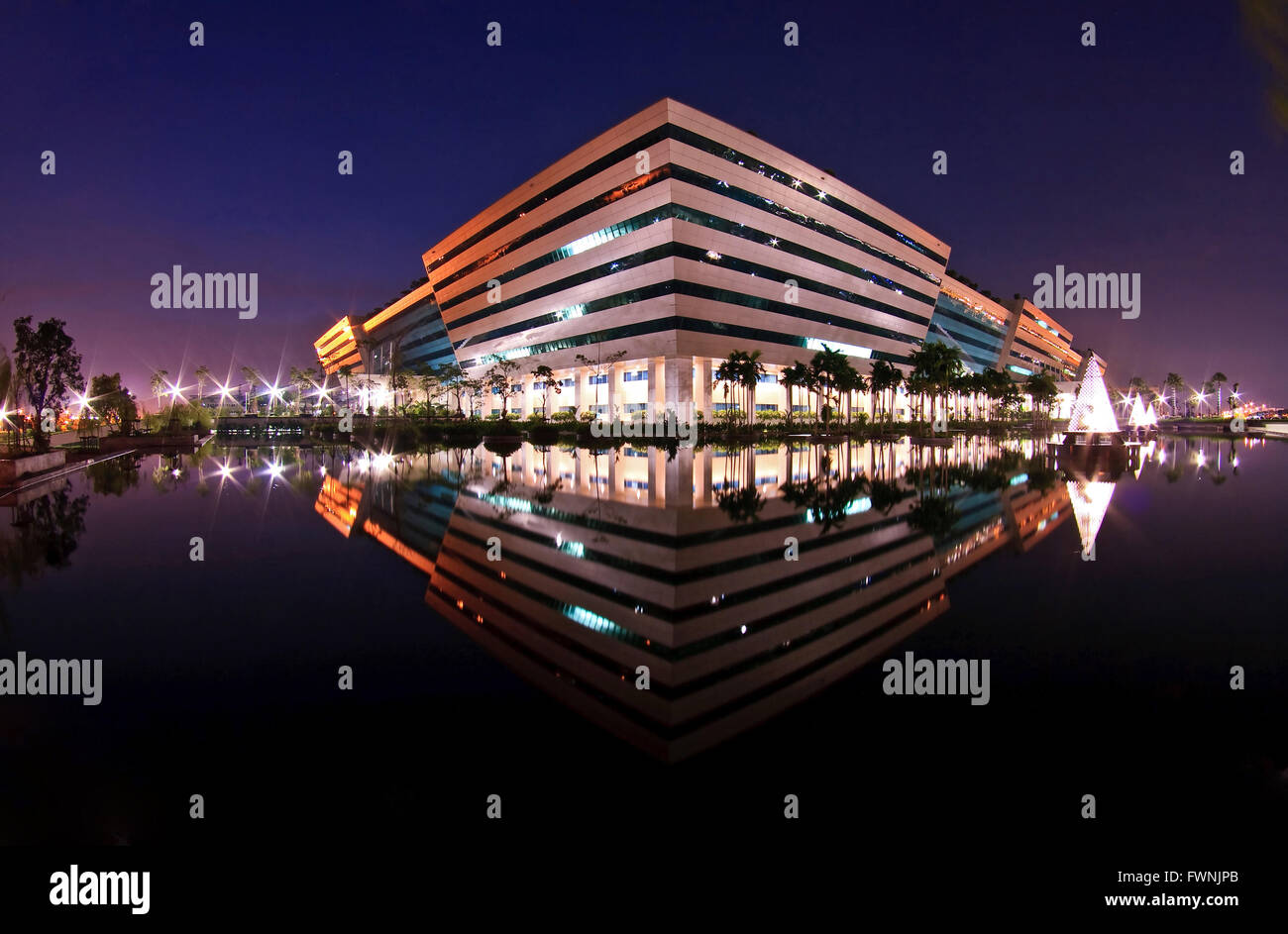 Paesaggio di Government Complex building e reflextion brilla al crepuscolo in Bangkok in Thailandia con prospettiva centrale. Foto Stock