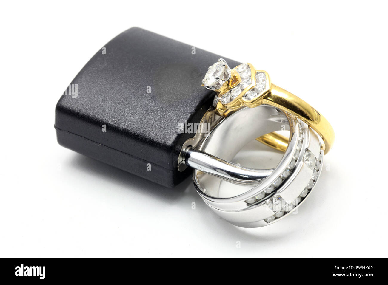 Coppie di Diamante di lusso anello di nozze bloccati insieme per amore di San Valentino nel Concetto di vacanza Foto Stock