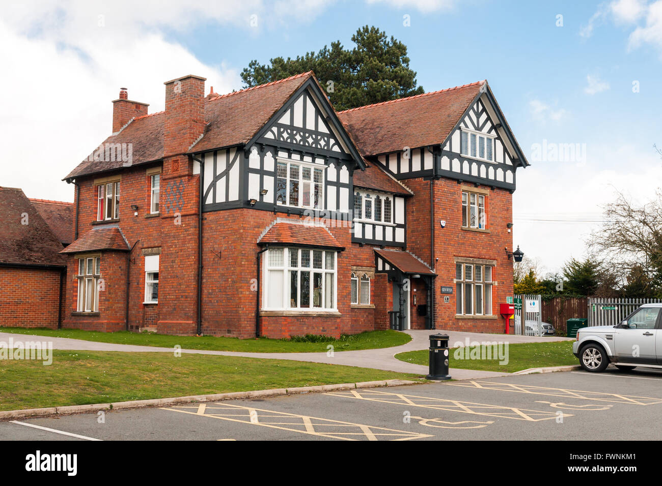 Glyn Wylfa Chirk una volta la vecchia parrocchiale di uffici del consiglio ora convertiti in a small office unit cafe e la locale stazione di polizia Foto Stock
