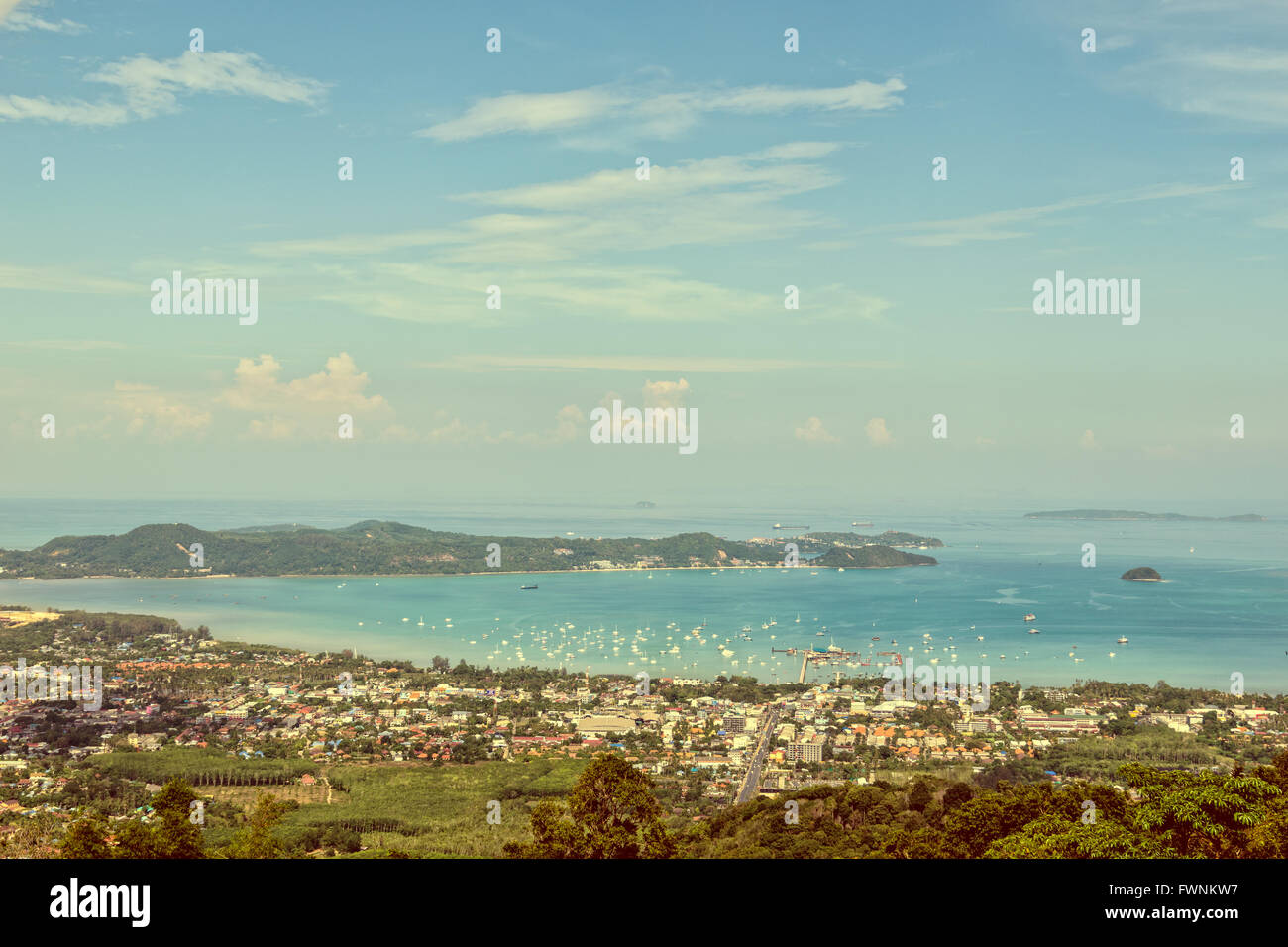 In stile vintage ad alto angolo di visione bellissimo paesaggio di Ao Chalong Bay e la città sul mare in provincia di Phuket, Tailandia Foto Stock