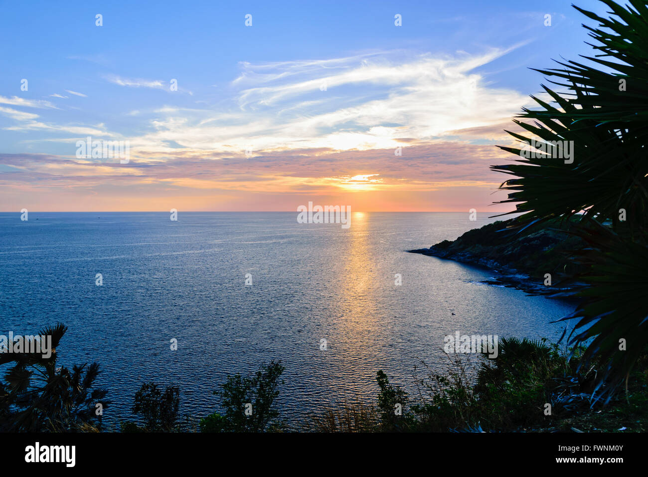 Alta Vista angolo splendido paesaggio del tramonto sul mare delle Andamane dal Porto di Laem Phromthep Cape punto panoramico è a famose attrazioni Foto Stock