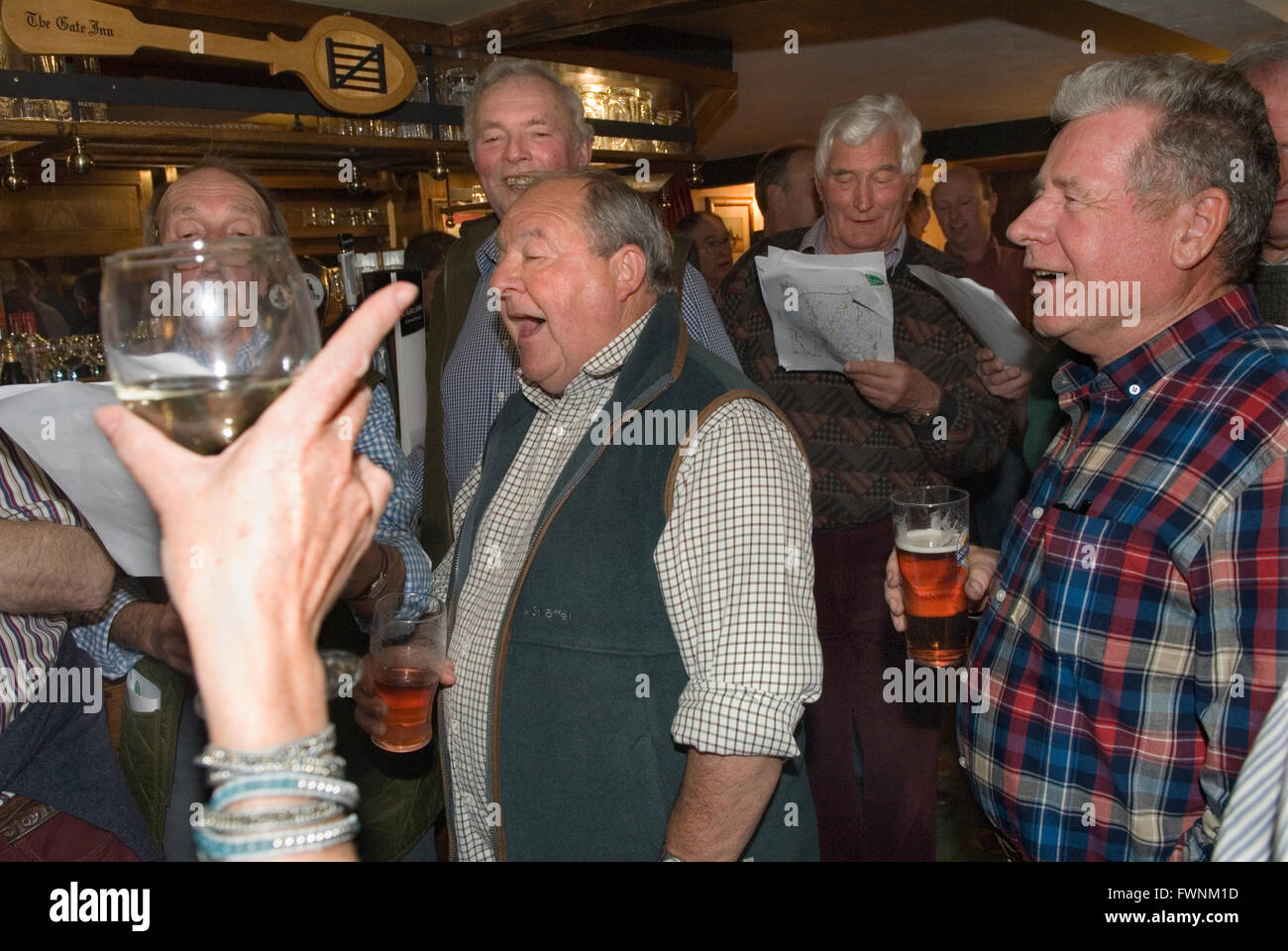 Uomini che cantano canzoni popolari tradizionali in un pub del Leicestershire. Un gruppo di contadini che si divertono una notte fuori. 2016 2010S UK HOMER SYKES Foto Stock