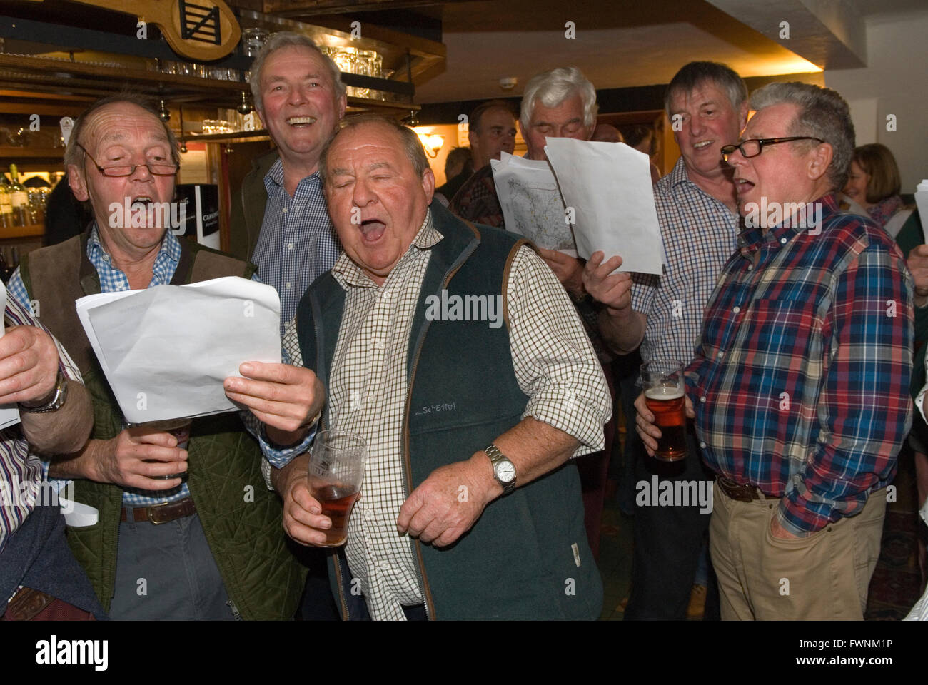 Uomini che cantano canzoni popolari tradizionali in un pub del Leicestershire. Un gruppo di contadini che si divertono una notte fuori. 2016 2010S UK HOMER SYKES Foto Stock
