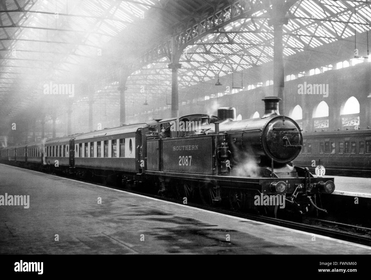 Classe I3 4-4-2T attende di partono da Victoria Station su un Derby giorno Pullman gara speciale a Epsom Downs. Foto Stock