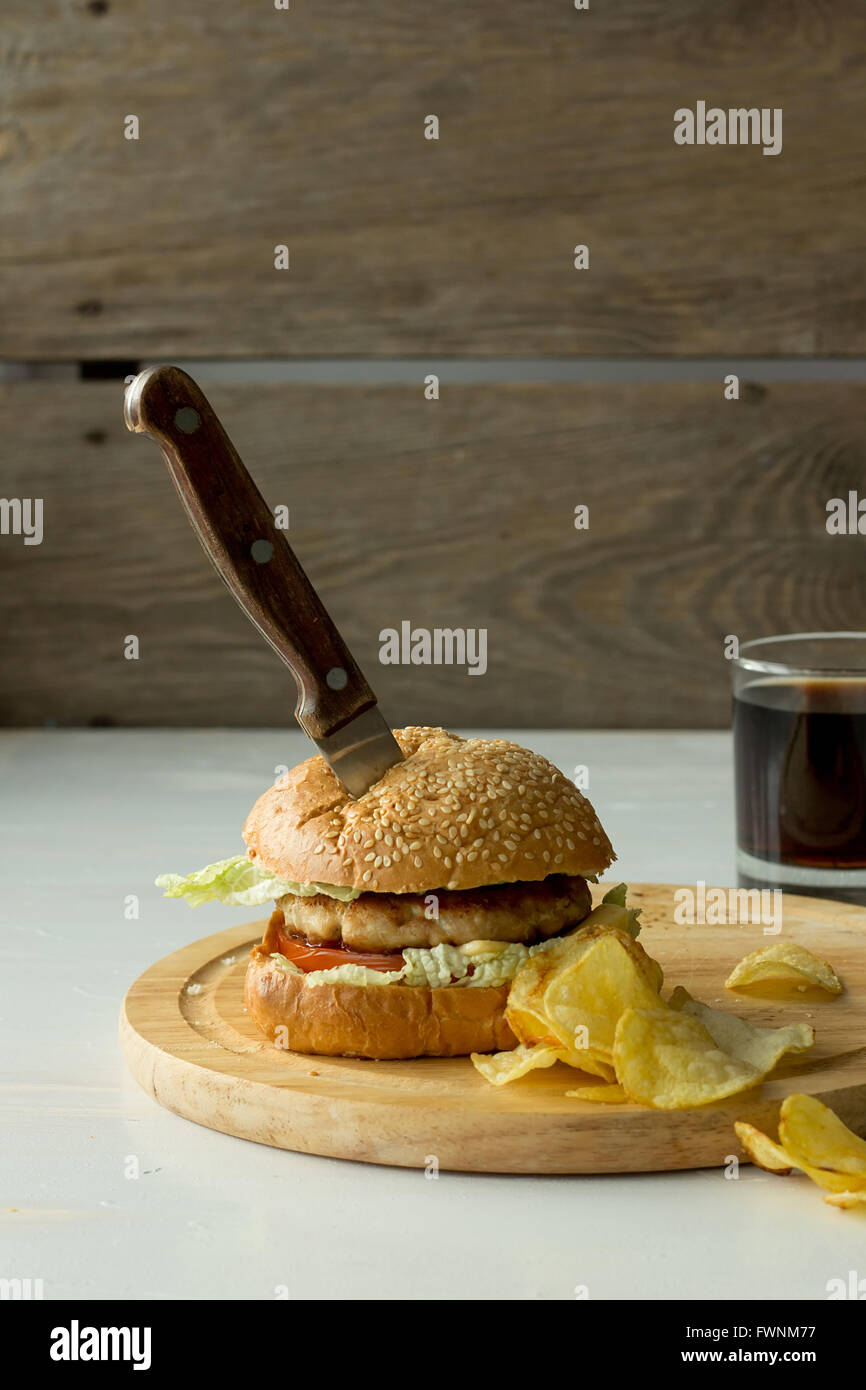 Coltello in hamburger e patatine verticale messa a fuoco selettiva Foto Stock