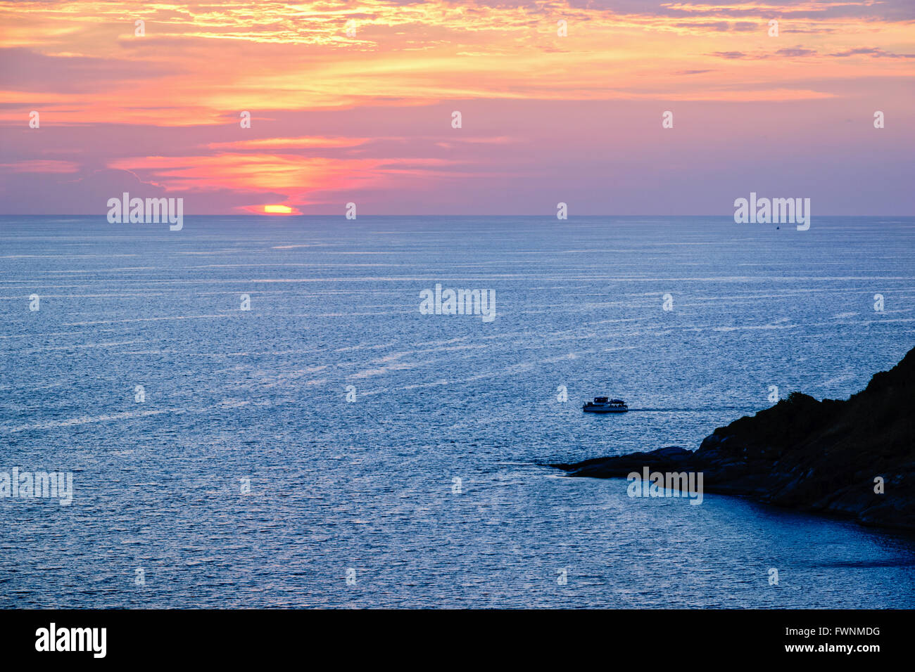 Alta Vista angolo splendido paesaggio del tramonto sul mare delle Andamane dal Porto di Laem Phromthep Cape punto panoramico è a famose attrazioni Foto Stock