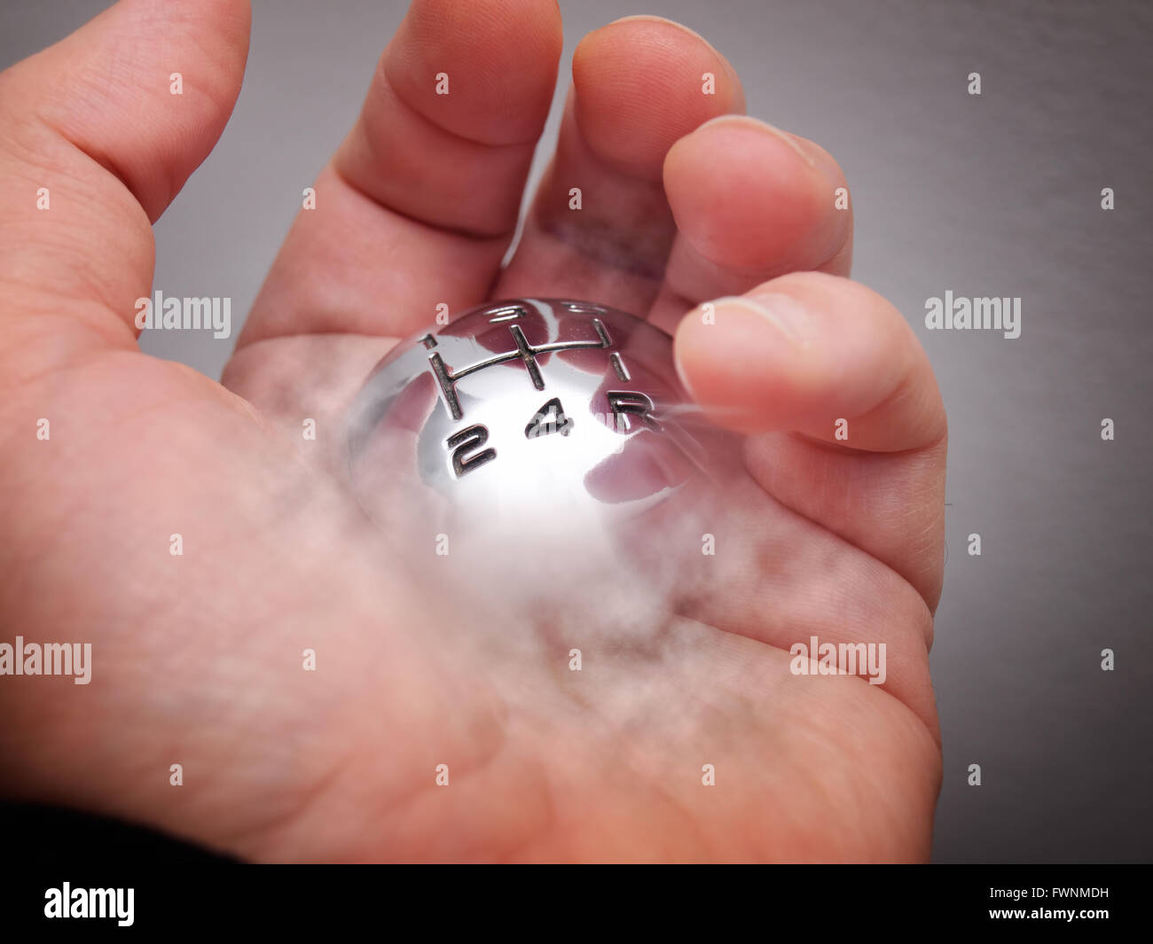 Cambio marcia marchi stanno emergendo in mano d'uomo. Foto Stock