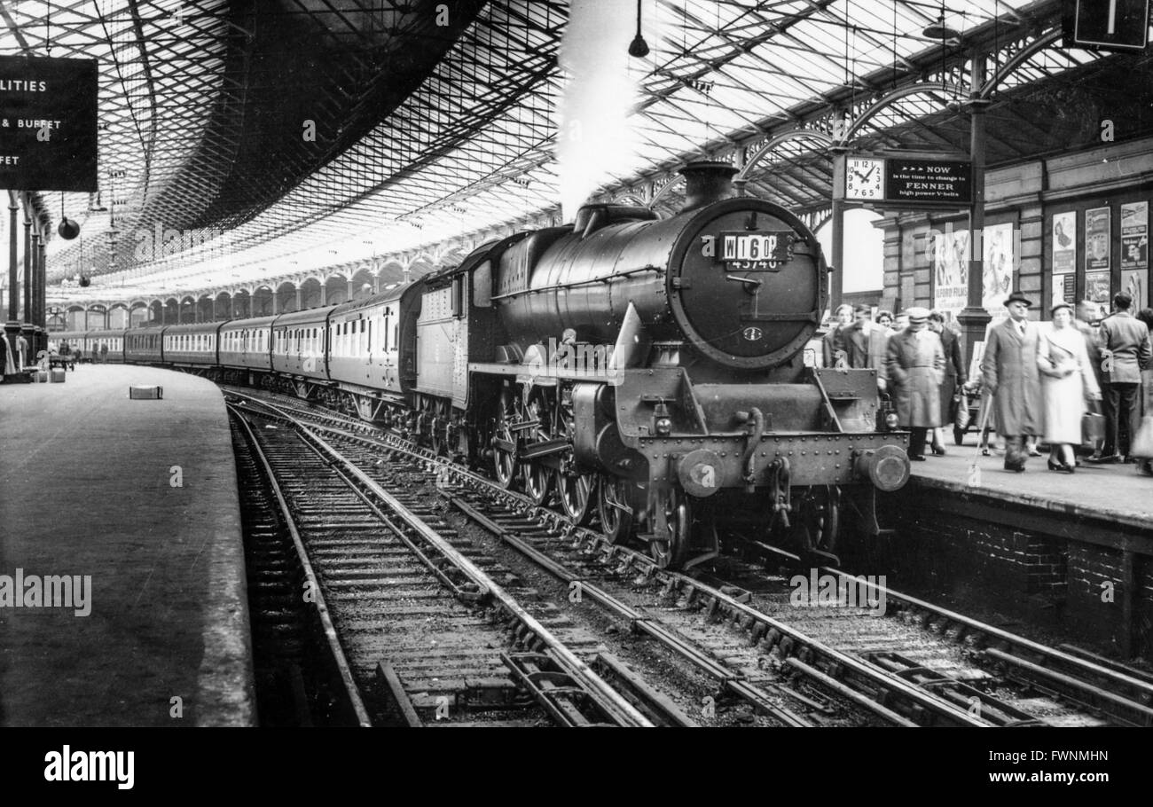 Questa scena di un ex LENWR Jumbo 2-4-0 il pilotaggio di un Principe di Galles 4-6-0 a Euston risale intorno al momento del raggruppamento nel 1923. Foto Stock