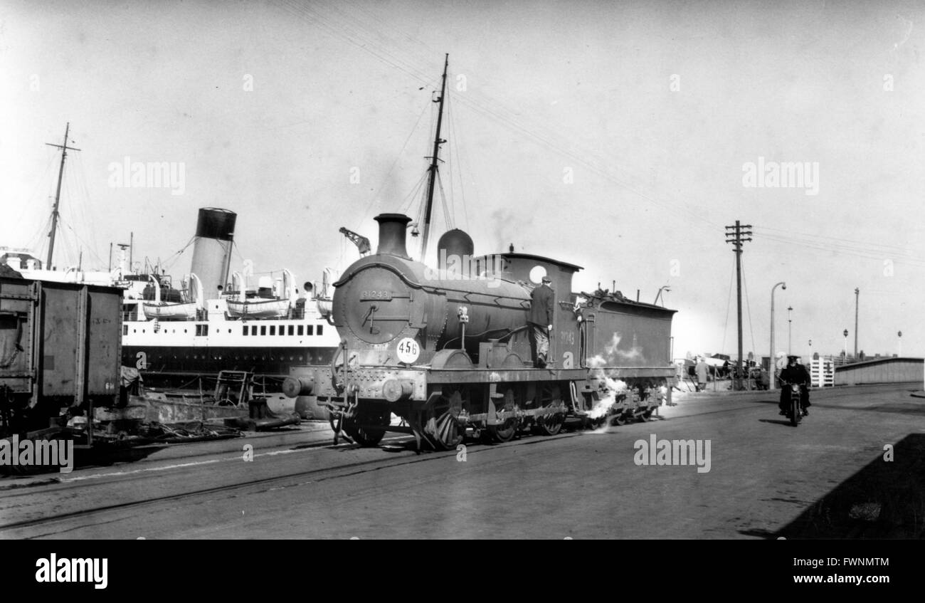 Wainwright Classe C 0-6-0 n. 31243 sui dazi di smistamento nel porto di Dover la nave è probabilmente il "isola di Thanet'. Foto Stock