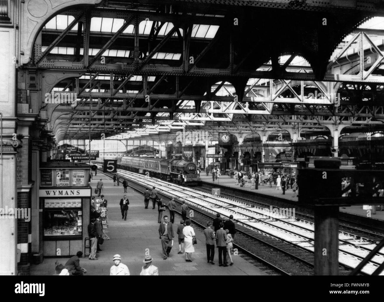 Una ricostruzione Bulleid Pacific a Birmingham Snow Hill. Il 27 aprile 1963 la semi-finale della FA Cup è stato giocato al Aston Villa del g Foto Stock